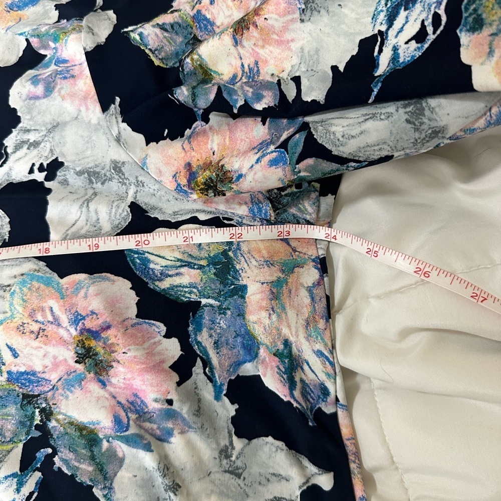 Karen Kane 1x size blouse blue with flowers beautiful pre-owned - Picture 10 of 10